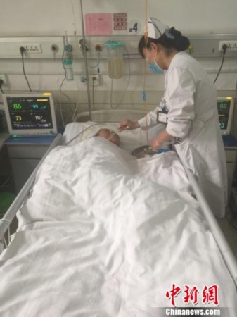 老人住院家属筹钱未归 医院喊话"接妈妈回家"