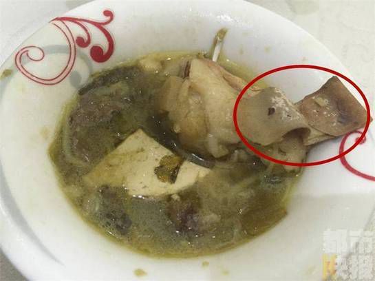男子饭店就餐吃出带血创可贴恶心一桌人