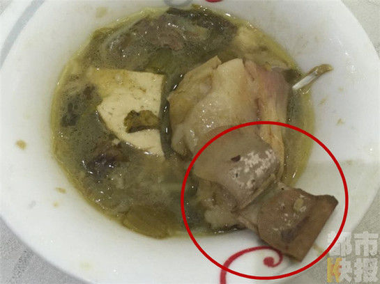 男子饭店就餐吃出带血创可贴恶心一桌人