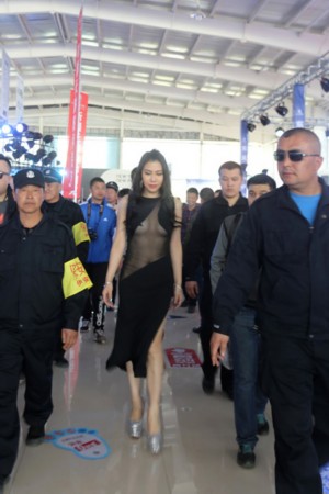 莫露露空降伊宁车展火辣现场秀大受关注