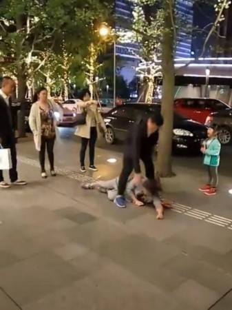成都一男子当街暴打妻子