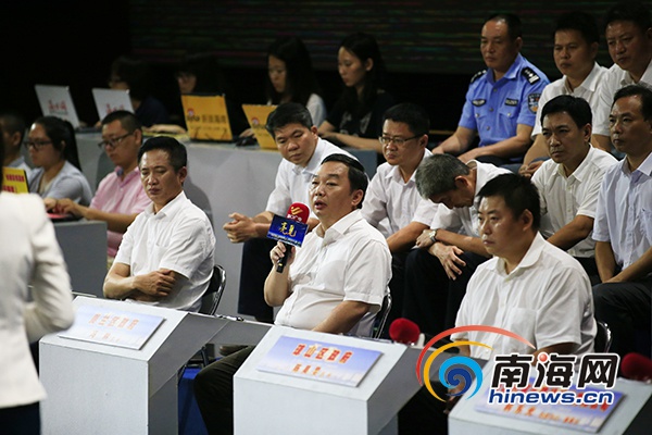 海口美兰区区长冯琳回答提问.