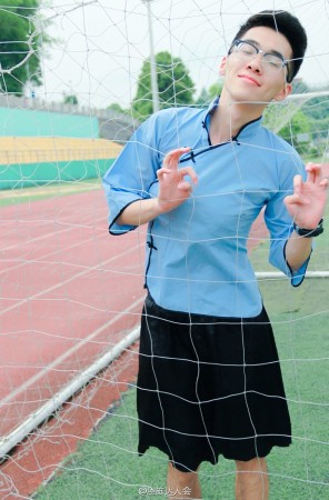 图中的男生们穿着民国样式的女生校服,让人忍俊不禁