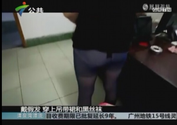 变态男扮"辣妹"潜学校女厕偷拍 食堂阿姨一招制服