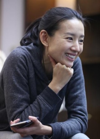36岁董洁近照曝光 送儿子架子鼓 灿烂大笑双眼水汪汪