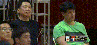 gif-男篮咋样?春哥表情似骂人 赶车1小时来看球