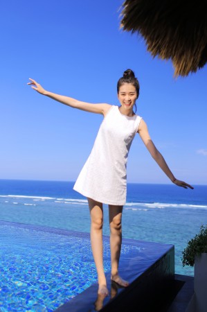 乔欣曝巴厘岛夏日写真 元气少女
