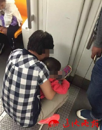 老人地铁内当众给孩子把尿引热议(图)