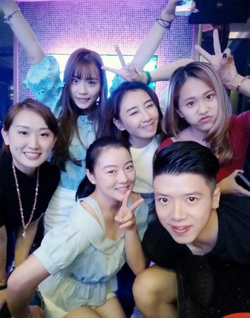 蹦床公主追忆青春 何雯娜高中聚会清纯不减
