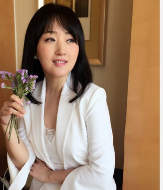 杨钰莹穿粉衣自拍 网友赞完全没有岁月的痕迹
