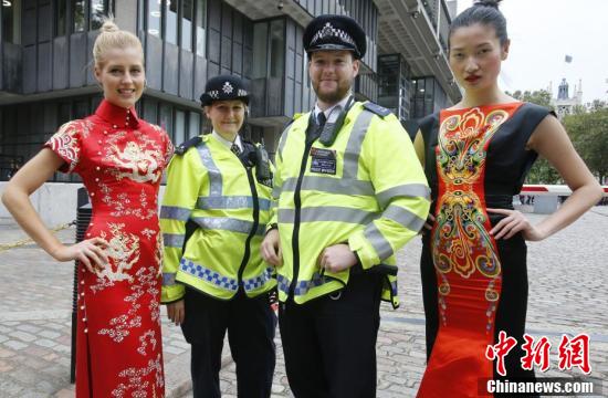 伦敦时装周模特街头展示华服风采