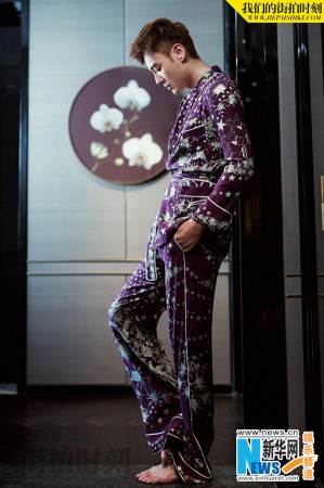李光洁赤脚睡衣照演绎复古风情绅士风范十足