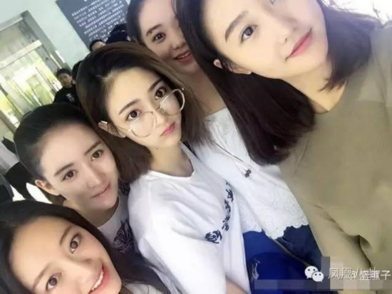 又一个明星班?关晓彤与同学合影曝光 全是俊男美女