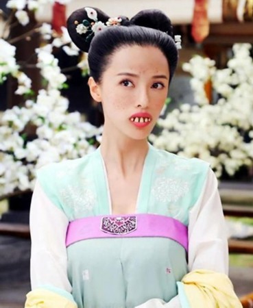 张芷溪以《美人制造》中的金玉扮丑为大家熟悉.