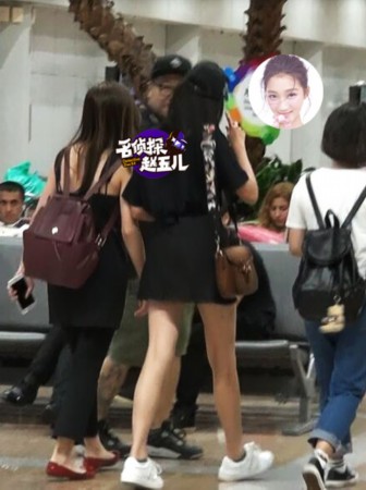 关晓彤口罩遮脸现身机场 身材高挑美腿超诱人