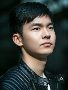 曾经他出演黄晓明小时候红极一时,现在长成大帅哥