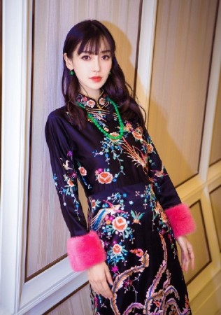 Angelababy旗袍,Angelababy黑色吊带 组图:angelababy穿旗袍美翻了 网友:肚子呢?