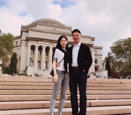 刘强东奶茶妹妹现身哥大为庆祝结婚1周年重返相遇地