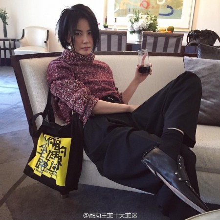 王菲实力演绎北京瘫 短发的她慵懒又自然