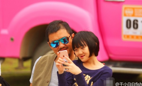 李亚鹏庆生女儿李嫣送吻 后面的围观群众表情亮了