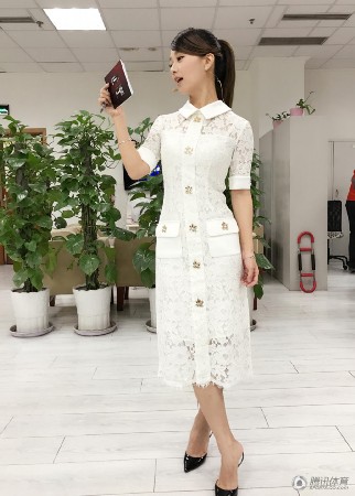 权健门神与娇妻球场热吻 美女主播娇羞