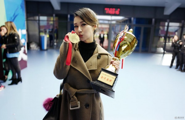 权健门神与娇妻球场热吻 美女主播娇羞