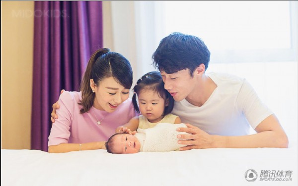 权健门神与娇妻球场热吻 美女主播娇羞