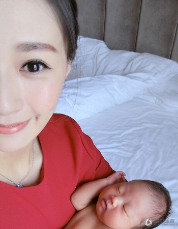 权健门神与娇妻球场热吻 美女主播娇羞