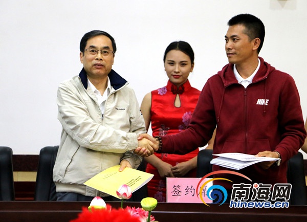 啸院长与文昌市旅游投资控股公司蒋胜利董事长为双方合作共建基地揭牌