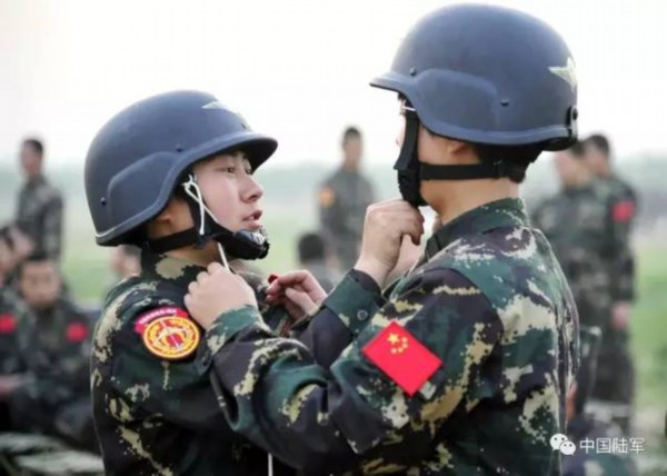 特战女兵正在进行潜海训练(来源"中国陆军"微信公众号)