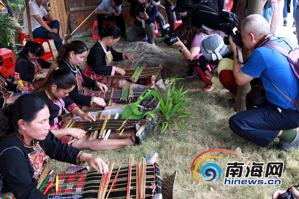 海南自媒体联盟走进昌江 了解黎族原始制陶技艺