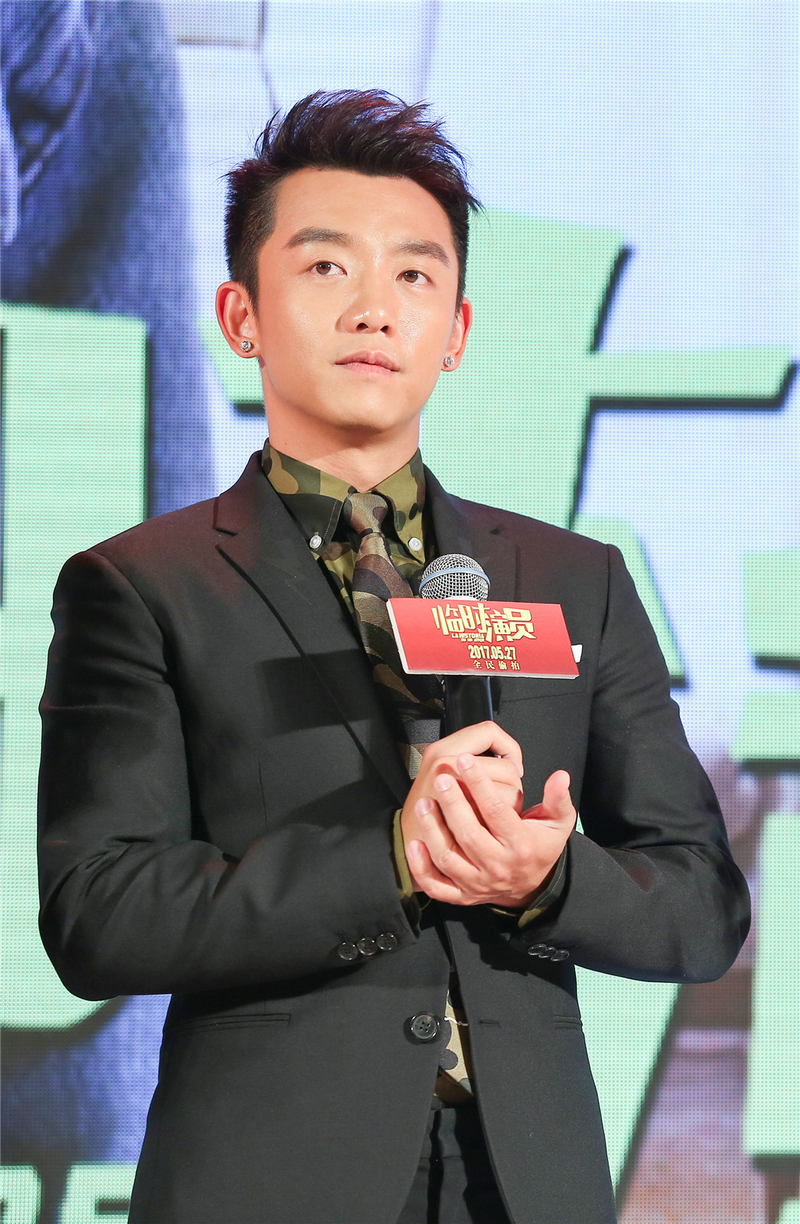 《临时演员》首映礼 郑恺热依扎互爆猛料喊话娱记