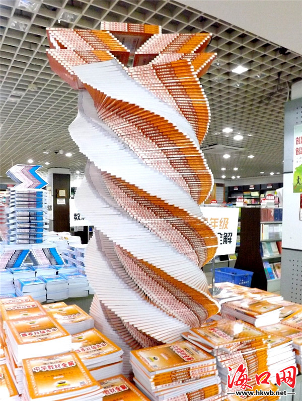 暑假多读书!海口一书店图书创意造型吸引眼球