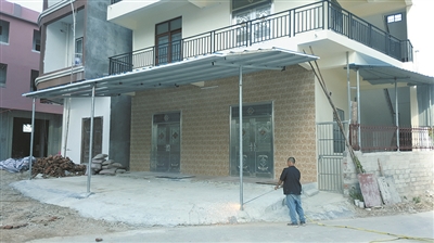 村民搭建铁皮棚影响通行 吉阳区迅速反应将其拆除