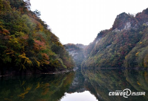 10月25日,宁强县二郎坝天湖风光.