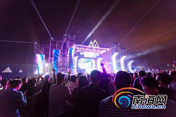 三亚举办首届赛车漂移电音节用音乐点燃跨年夜