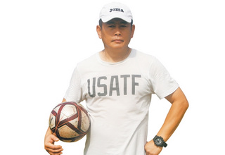 “足球老爸”肖山扎根琼中13年训练女足