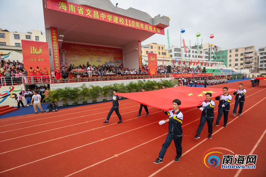 "航天英雄"杨利伟出席文昌中学校庆:愿航天精神和力量