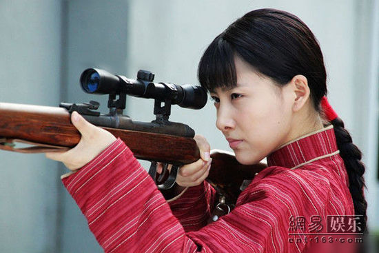 由贾青,徐僧,马诗红等主演的大型抗战励志电视剧《神枪》正在江苏电视