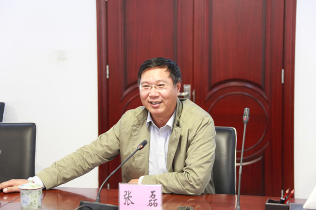 市委副书记,洋浦工委副书记,管委会主任张磊介绍洋浦经济发展情况.