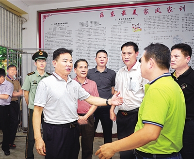 陈太东)8月15日,省委常委,政法委书记肖杰前往乐东黎族自治县佛罗镇丹